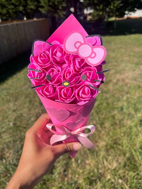 Super adorable pink kitty rose bouquet made out of artificial roses so you can keep forever! The perfect gift for any special occasion! Hello Kitty Flower Arrangement, 6 Flower Bouquet, Ribbon Roses Bouquet Valentines, Hello Kitty Rose Bouquet, Hello Kitty Ribbon Bouquet, Hello Kitty Paper Bouquet, Flowers For Boyfriend, How To Make Flower Bouquet, Rose Balloon Bouquet