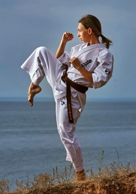 Karate Poses Photography, Martial Arts Poses Drawing, Taekwondo Poses, Karate Photography, Martial Art Poses, Karate Poses, Karate Photos, Martial Arts Poses, Karate Picture