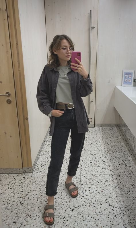 Birkenstock arizona in taupe grey
Workwear
Outfit
Casual 
ootd Taupe Birkenstock Outfit, Artist Core Aesthetic, Outfits Shorts Jeans, Arizona Summer Outfits, Arizona Birkenstock Outfit, Birkenstock Arizona Outfit, Fall Earth Tones, Suits Street Style, Artist Core