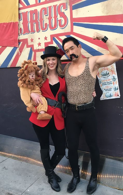 Family circus costume Greatest Showman Family Costume Ideas, Ring Leader And Lion Costume, Circus Sibling Costumes, Family Circus Costumes, Family Costume Circus, Circus Theme Party Outfits, Circus Party Costume, Circus Family Costume, Wagon Costume