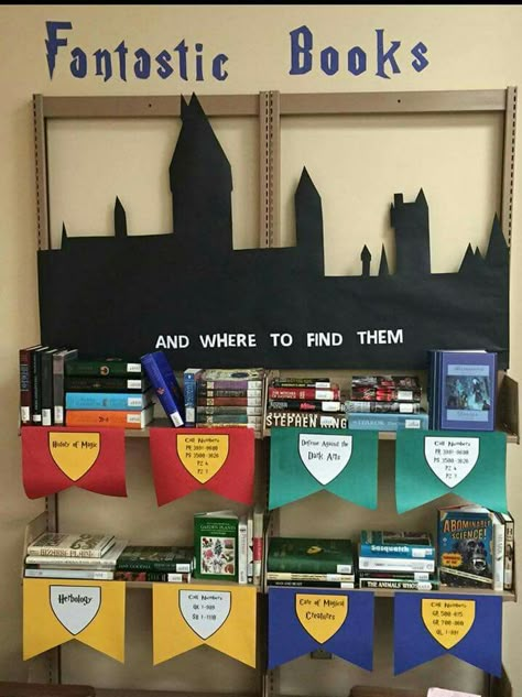 Middle School Library Decor, Harry Potter Book Corner, Harry Potter Library Decor, Harry Potter Reading Corner, Bookstore Classroom Theme, Book Fair Themes Library Displays, Library Design Ideas, Harry Potter Library Ideas, Book Displays