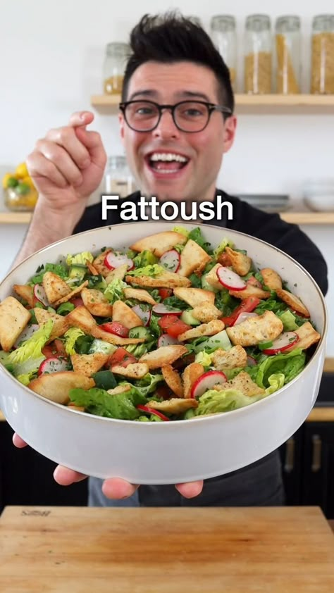 Fattoush salad is a great way to enjoy the flavors of those wonderful eastern Mediterranean countries. It's perfect for a light lunch or a side dish for any meal. Arabian Salad Recipes, Arabic Vegetarian Dishes, Lebanon Food Recipes, Arab Dishes Recipes, Arab Salad Recipes, Arab Salads, Arabic Lunch Ideas, Fatoosh Salad Recipe, Fatush Recipe