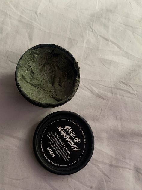 Skin Care Green Aesthetic, Black Mask Skin Care, Charcoal Face Mask Aesthetic, Green Face Mask Aesthetic, Lush Mask, Lush Products Aesthetic, Lush Face Mask, Green Facemasks Aesthetic, Lush Face Products