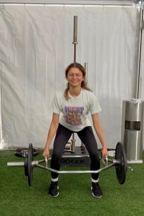 zendaya working out & training for upcoming movie Zendaya Behind The Scenes, Press Tour Outfits, Zendaya Body, Estilo Zendaya, Zendaya Maree Stoermer Coleman, Working Out Outfits, Zendaya Style, Tour Outfits, Kylie Jenner Style