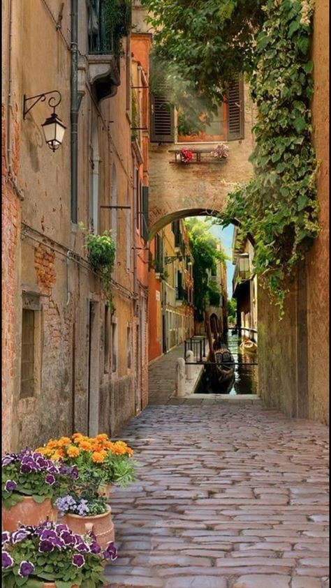 Venecia, Italia!! Italy Vibes, Italy Aesthetic, Beautiful Places To Travel, Street Scenes, Pretty Places, Venice Italy, Travel Inspo, Places Around The World, Travel Aesthetic