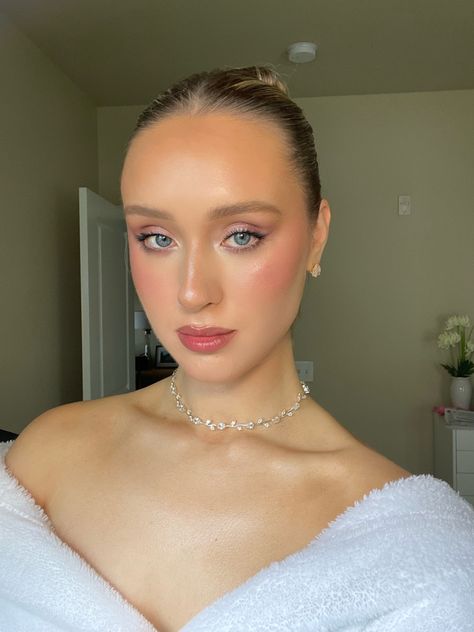 Glowy rosy makeup #rosymakeup #makeup #aesthetic #makeupoftheday #makeupartist #haileybiebermakeup #haileybieber #glowymakeup #glowingskin #skinhealth #naturalmakeup #bridalmakeup #bridalhairstyle #bridemakeup #weddingmakeup #makeuplook #makeupgoals #celebritymakeup #celebritybeauty #makeupideas #redcarpet #mua #dewyskin Glowy Wedding Makeup, Rosy Makeup, Makeup Bride, Bridal Makeup Natural, Makeup Aesthetic, Spring Makeup, Dewy Skin, Glowy Makeup, Celebrity Beauty