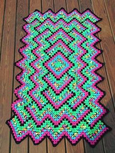 Are you going to make this awesome huge or small Crochet Throw? You should. The most impressive version is a color combination with all possible variants of hues. The yarns in the presented blue version come from the Lion Brand and about 1.4 thousand yards were used. All details are below. Enjoy :) More free crochet patterns? join our facebook group If you enjoyed this article please like YOUR CROCHET on Facebook: SAVE THIS PATTERN ON YOUR CROCHET PINTEREST BOARD The Free pattern is on the Ra... Uncinetto Zig Zag, Geometric Blanket, Crochet Baby Sweaters, Crochet Afgans, Crochet Bedspread, Haken Baby, Afghan Pattern, Blanket Patterns, Crochet Throw