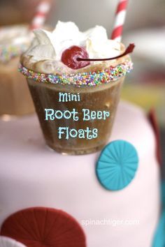 Root Beer Float Bar Ideas, Root Beer Float Station, Alcoholic Root Beer Float, Root Beer Floats Party, Root Beer Float Popsicles, Famous Sunglasses, Root Beer Float Bar, Float Bar, Root Beer Float Recipe