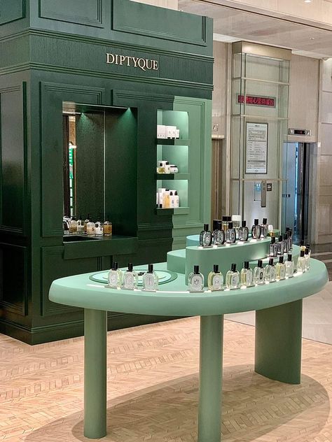 Perfume Visual Merchandising, Diptyque Store Interior, Luxury Perfume Store Interior Design, Perfume Store Design, Perfume Store Interior Design, Perfume Shop Interior Design, Diptyque Store, Perfume Booth, Fragrance Retail