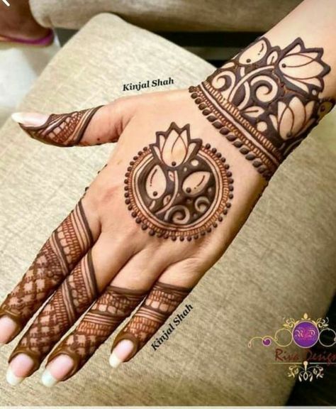 Aesthetic Mehendi Designs For Diwali Front Hand, Aesthetic Diwali Mehendi Designs, Mhendi Design Unique For Diwali, Quirky Mehendi Designs, Kamal Mehendi Design, Simplest Mehndi Designs Back Hand, Small Mahanadi Design, Highlights Name For Me, Mehndi Design For Small Hands