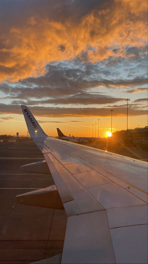 Aeroplane Asthetic Picture, Aeroplane Aesthetic Wallpaper, Aeroplane Photo, Aesthetic Aeroplane, Travel Aeroplane, Aeroplane Aesthetic, Aeroplane Travel, Airplane Sunset, Travelling Aesthetic