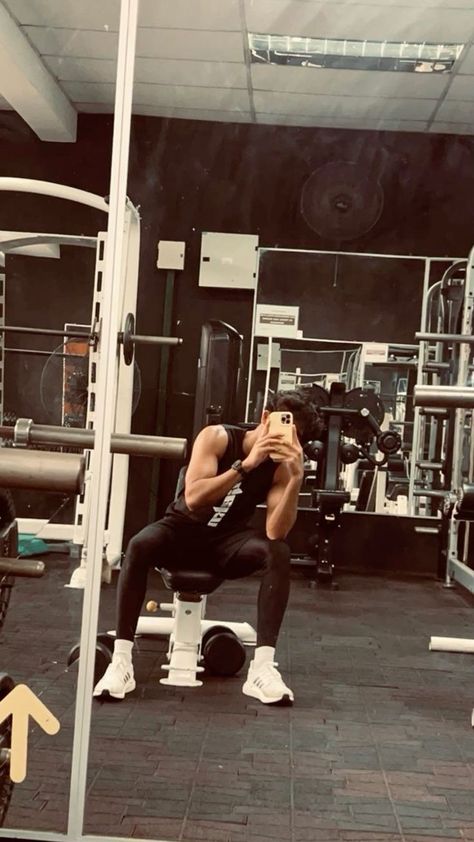 Gym Back Pose, Instagram Boys Pictures, Boy Story Instagram, Gym Mirror Selfie Men, Gym Poses For Men, Boy Instagram Story, Gym Men Photography, Aesthetic Body Men, Gym Pose