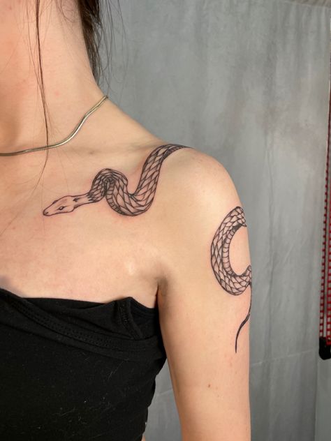 Snake tattoo shoulder tattoo freehand tattoo feminine tattoo Brown Tattoo Ink, Front Shoulder Tattoos, Collarbone Tattoo, Serpent Tattoo, Snake Tattoo Design, Tato Lengan, Парные Тату, Shoulder Tattoos For Women, Collar Bone Tattoo