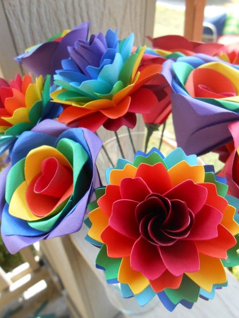 Easy Paper Craft Ideas for the Holidays Pride Float, Flower Classroom, Pride Wedding, Paper Flower Wall Art, Pride Party, Construction Paper Crafts, Paper Decor, Paper Peonies, Paper Craft Ideas