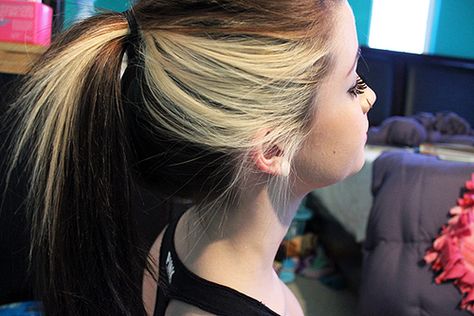 I love this! Blonde side streak on darker colored hair! So cute & unique. Looks like my hair! Anna Oliphant, Blonde Streaks, Hair Streaks, Multicolored Hair, Have Inspiration, Book Aesthetics, Hair Color And Cut, Fan Girl, Hair Color Dark