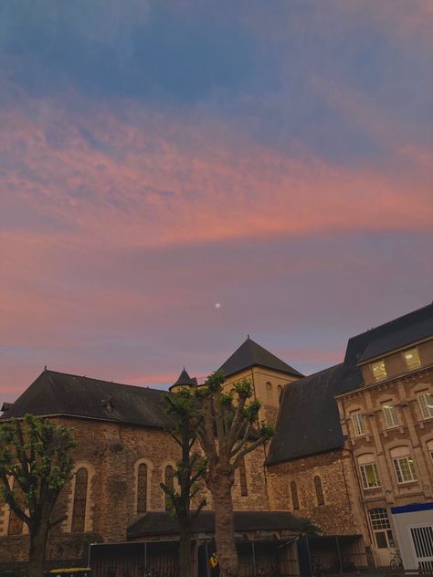 French school sunrise aesthetic 
French core 
Paris aesthetic 
Pruple aesthetic 
Pink aesthetic 
Sunrise 
Angers Downtown Aesthetic House, French School Aesthetic, Aesthetic Sunrise, School Dr, Books 2024, French Aesthetic, Dream Places, French School, Book Aesthetics