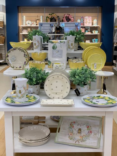 Integrated bees, flowers and even limes thinking about the summer. Visual Merchandising Displays Table, Merchandise Display Table, Homeware Display, Cookware Display, Electronics Store Design, Anthropologie Window Display, Tableware Display, Gift Shop Displays, Furniture Store Design