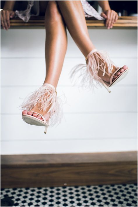 White Heels With Feathers, Ostrich Feather Heels, Tulle Wedding Shoes, Feather Shoes Outfit, White Feather Heels, Feather Heels Outfit, Feathers Shoes, Feather Wedding Shoes, Feathers Outfit