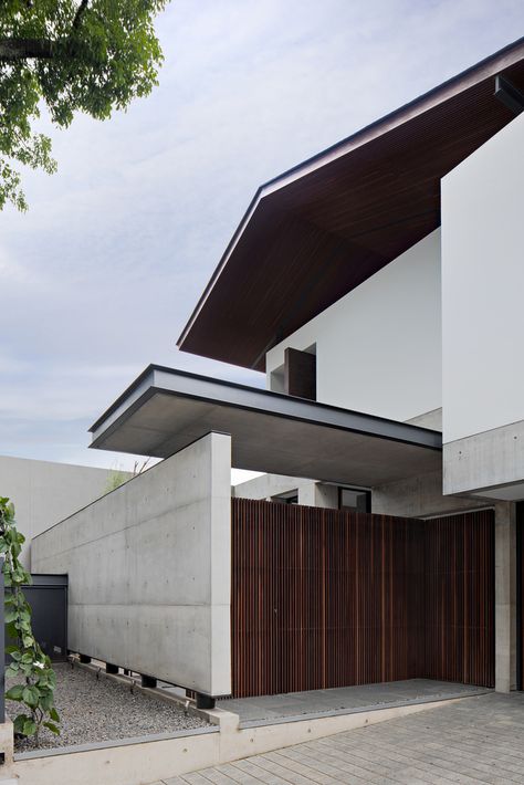 Modern House Concrete, Pranala Associates, Three Story House, Modern Tropical House, Basement Floor Plans, Concrete Walls, Concrete House, Tropical House, Natural Ventilation