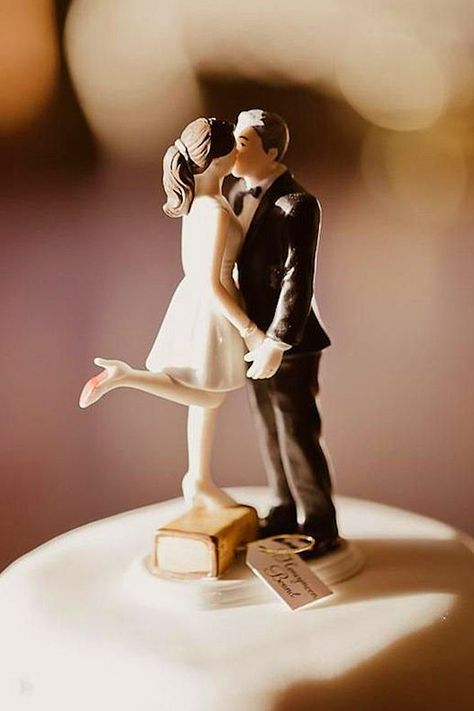 18 Romantic Wedding Cake Toppers ❤ See more: http://www.weddingforward.com/romantic-wedding-cake-toppers/ #weddings #cakes Cake Topper Wedding Romantic, Funny Cake Toppers, Funny Wedding Cakes, Wedding Fotos, Creative Wedding Cakes, Wedding Mementos, Romantic Wedding Cake, Wedding Topper, Wedding Cake Topper