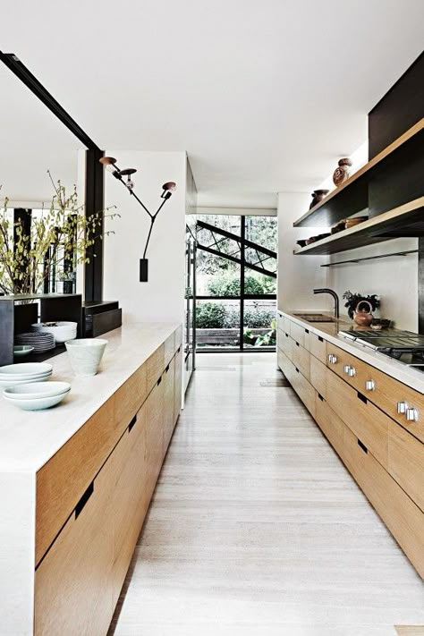 8 Amazing Galley Kitchens—and How to Make The Most of Yours via @mydomaine Modern Konyhatervezés, Galley Kitchens, Kabinet Dapur, Famous Houses, Interior Minimalista, Galley Kitchen, Nordic Interior, Design Del Prodotto, Counter Tops