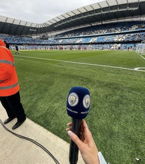 Sports Journalism Aesthetic Football, Sports Reporter Aesthetic, Journalist Aesthetic Outfit, Sports Journalism Aesthetic, Football Journalist, Reporter Aesthetic, Football Reporter, Sport Journalist, Sport Reporter