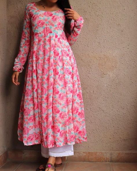 Dresses Ideas For Women, Long Kurta Designs, Long Frocks For Girls, Simple Kurta, Indian Dresses For Women, Long Gown Design, Simple Frocks, Lehenga Designs Simple, Long Frock