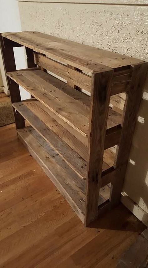 Bookshelves Made From Pallets, Pallet Projects With One Pallet, Pallet Wood Bookcase, Diy Pallet Closet Organizer, Homemade Bookshelf Diy, Jelly Cabinets Ideas, Pallet Shelves Storage, Pallet Bookshelf Diy, Diy Wood Bookshelf