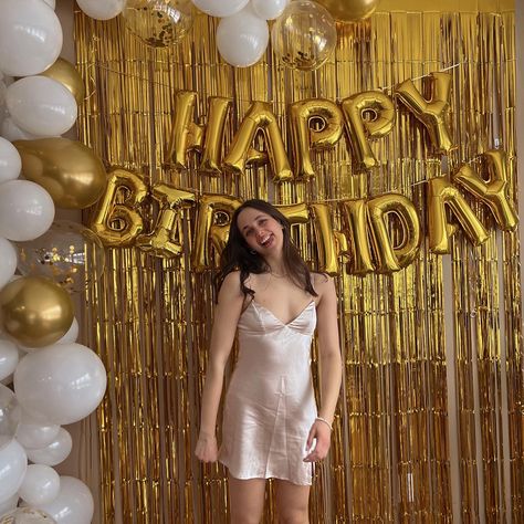 Fearless Birthday Party, Gold And White Birthday Party, Birthday Manifestation, Birthday Photo Inspo, 24 Birthday, Golden Party, Golden Birthday Parties, Gold Birthday Decorations, Fifteenth Birthday