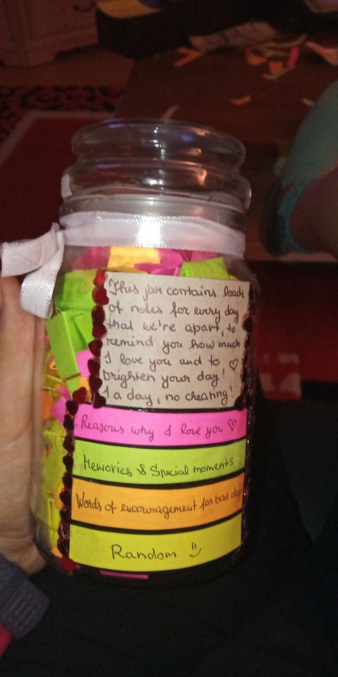 Distance jar full of notes to brighten up my significant other's days. Jars Of Memories, Jar Full Of Notes For Best Friend, Happy Jar Messages For Best Friend, Messages In A Jar Gift Ideas, Thoughtful Handmade Gifts For Friends, Jar Full Of Notes For Him, Mason Jar Notes Messages Cute Ideas, Memorie Jar Ideas, Best Friend Jar Notes Ideas