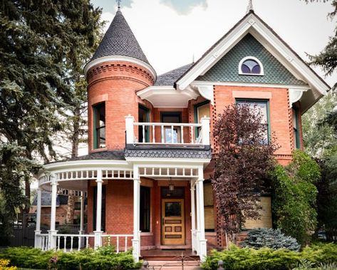 Victorian Homes - Queen Anne House Style Queen Anne Victorian House, Turret House, Edwardian Architecture, Queen Anne House, Edwardian House, Victorian Buildings, Spanish Style Homes, Victorian Architecture, Zaha Hadid