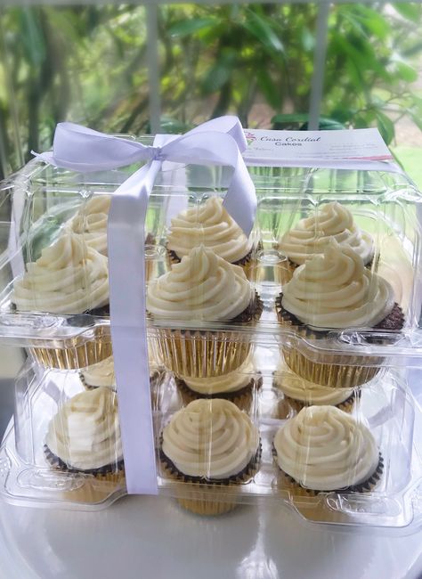 Carrot cupcakes with cream cheese frosting Cupcake Marketing Ideas, Princess Food, Bake Sale Packaging, Cupcake Container, Valentines Baking, Cake Cup, Cupcake Wraps, Homemade Scented Candles, Cupcakes With Cream Cheese Frosting