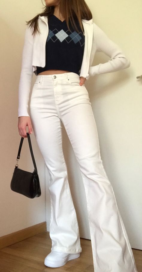 White Jeans Flare Outfit, White Bootcut Pants Outfit, Outfits With White Flare Jeans, White Bootleg Jeans Outfit, Bootleg Pants Outfit, White Flares Outfit, White Flared Pants Outfit, White Flared Jeans Outfit, White Bootcut Jeans Outfit