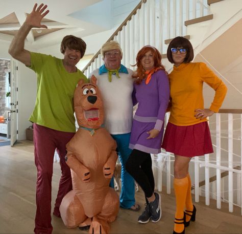 Scoby Doby Doo Halloween Costumes, Scooby Doo Costumes Group, Scooby Doo Gang Costumes, Scooby Costume, Scooby Doo Disfraz, Work Costume Ideas, Funny Group Costumes, Gang Costumes, Scooby Doo Halloween Costumes