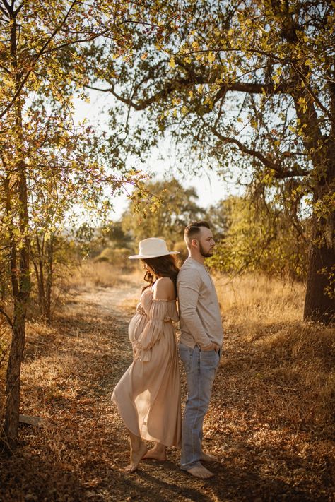 Maternity Pics In Woods, Maternity Photoshoot In Woods, Woodsy Maternity Photos, Woodsy Maternity Pictures, Field Maternity Pictures, Country Maternity Photos, Romantic Maternity Photos, Country Maternity, Couple Maternity Poses