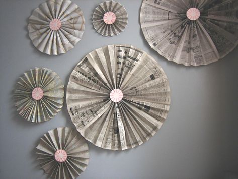 Craft Ideas Using Newspaper That Is Being Recycled – 20 Of Them Pinwheel Decorations, Pinwheel Tutorial, Diy Pinwheel, Newspaper Wall, Diy Newspaper, Pinwheels Paper, Diy Living Room Decor, Diy Wand, Diy Fan