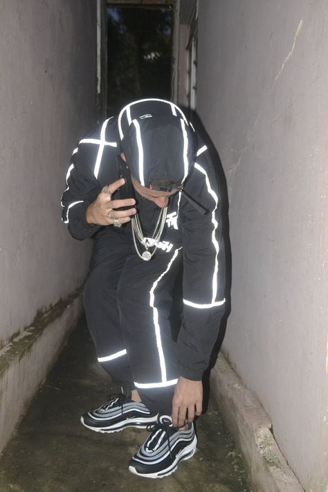 #hype #style #reflective #high #fashion #airmax97 #nike #silver #estilo #ambush #highstyle Reflective Streetwear, Reflective Tracksuit, Reflective Fashion, Reflective Running Gear, Ss 2024, Nike Silver, Tracksuit Outfit, Reflective Jacket, Material Board