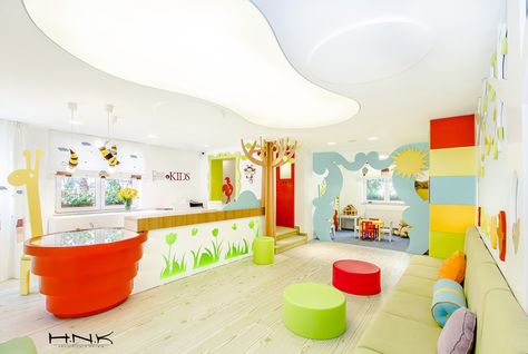 Dental clinic for children with a gorgeous design Dent Estet 4 Kids - Hamid Nicola Katrib - www.homeworlddesign. com (5) Pediatric Office Decor, Doctor Office Design, Children's Clinic, Pediatric Dental Office, Studio Medico, Kindergarten Interior, Daycare Decor, Daycare Design, Kindergarten Design