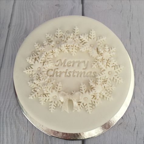 Snowflake wreath Christmas cake Marzipan Christmas, Christmas Cake Decorating Ideas, Christmas Cake Decorating, Decor Tort, Xmas Cakes, Christmas Bakes, Xmas Baking, Christmas Themed Cake, Christmas Baking Recipes