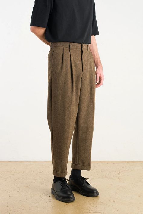 Look 80s, Minimalist Moda, Herren Style, Vintage Man, Mens Fashion Streetwear, Brown Pants, Streetwear Men Outfits, Men Fashion Casual Outfits, 가을 패션