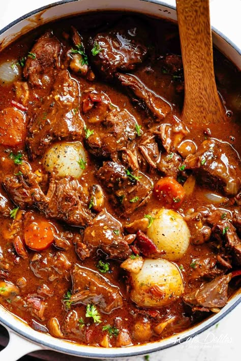 Beef Bourguignon Party Meat, Beef Braised, Julia Child Recipes, Steak Dishes, Tender Beef, Wine Sauce, Elegant Dinner, Beef Dinner, Idee Pasto Sano