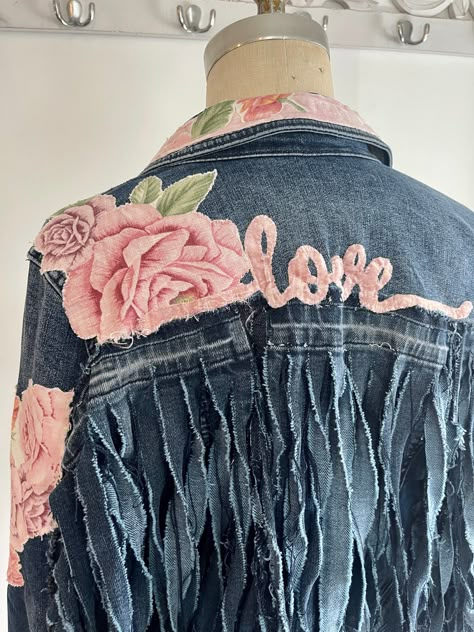 Denim Diy Clothes, Jacket Diy, Denim Fringe, Country Concert Outfits, Diy Denim Jacket, Outfits Concert, Jean Jacket For Girls, Denim Crafts Diy, Shabby Chic Clothes