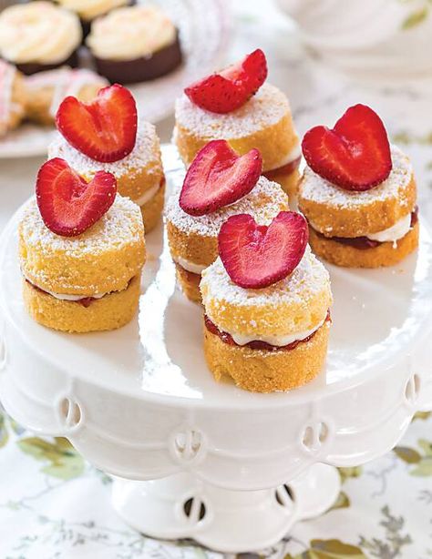 Cakes With Strawberries, Strawberry Sponge Cake, Sponge Cakes, Strawberry Tea, Sponge Cake Recipes, Strawberry Cakes, Cake Servings, Tea Cakes, Sponge Cake