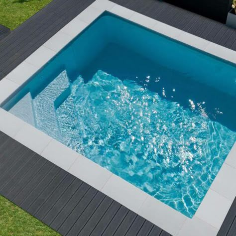 Kleiner rechteckiger Pool Emilie Mini | Waterair Pools Mini Pool Ideas, Pool Ideas For Small Yards, Mini Swimming Pool, Swimming Pool Kits, Kleiner Pool Design, Square Pool, Pools For Small Yards, Ideas For Small Yards, Pool Kits