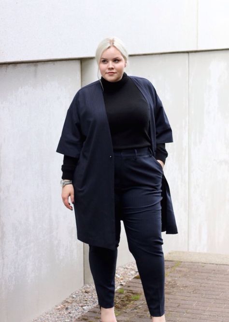 Salim Ammar Curvy Winter Outfits, Plus Size Inspiration, Clothing Guide, Black Clothes, Artist Outfit, Girls Rules, Curvy Plus Size, Confident Woman, Curvy Girl Fashion