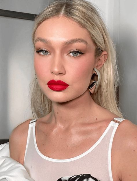 Gigi Hadid Makeup, Red Lips Makeup Look, Gigi Hadid Looks, Color Blur, Red Lipstick Makeup, Red Lip Makeup, Maybelline Super Stay, Red Lip, Lipstick Makeup