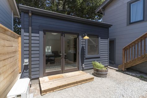 Stylish and modern Berkeley Backyard Cottage ADU — STUDIO DRISCOLL Adu Studio, Living Small Space, Unit Interior Design, Design Small Kitchen, Chic Backyard, Backyard Cottage, Small Space Design, Home Addition, Small Bathroom Design