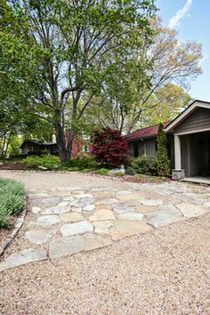 Miller gvhphotographie.blogspot.com Pea gravel driveway edged with stone with… Pea Gravel Around Inground Pool, Pea Gravel Parking Pad, English Driveways, Flagstone Driveway Ideas, Curved Driveway Ideas, Gravel Parking Pad, Flagstone Driveway, Pea Gravel Driveway, Gravel Driveway Edging