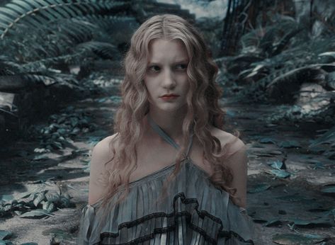 Alice Kingsleigh, Alice In Wonderland 2010, Alice Alice In Wonderland, Alice In Wonderland Alice, Tim Burton Characters, Alice In Wonderland Aesthetic, Mia Wasikowska, Appeasement, Tim Burton Art