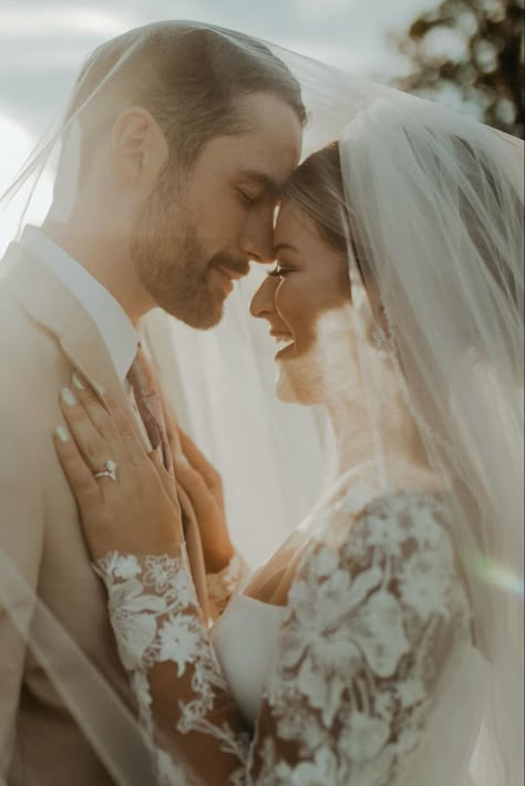 Lowkey Wedding Pictures, Bridal Shoot Ideas Outdoor, Husband And Bride Photos, Wedding Profile Picture, Couples Wedding Pictures, Wedding Ceremony Photos Outdoor, Close Up Wedding Photos, Outside Wedding Photography Ideas, Just Married Photos Ideas